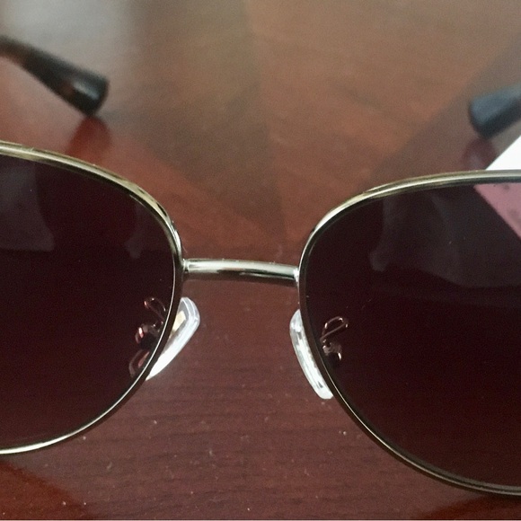 Coach woman’s sunglasses. New. STYLE:HC7111 L1128
MODEL CODE:HC7111 900513 57-15 - Picture 5 of 8